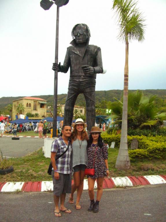 Com o Andres e a Viviana antes do show do The Hall Effect, em Girardot, na Colombia